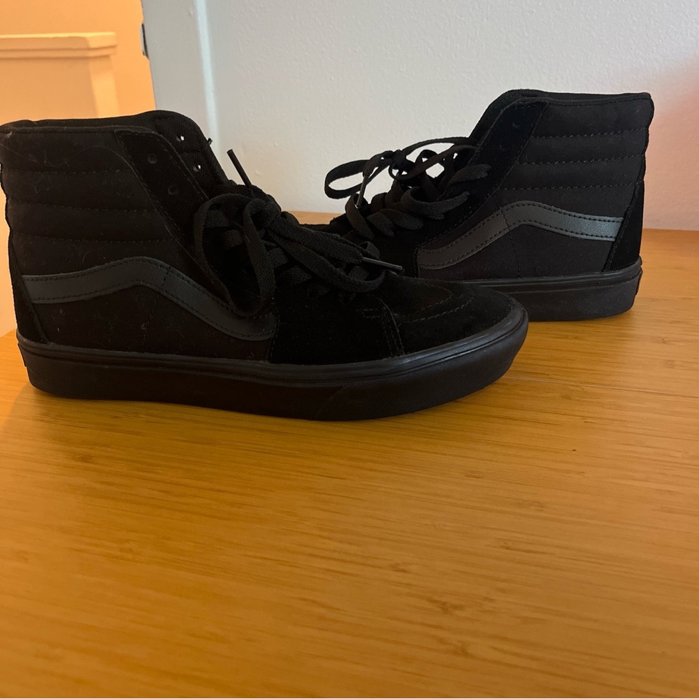 Men’s Size 7/Women’s size 8.5 high top comfy cush sneakers from Vans.